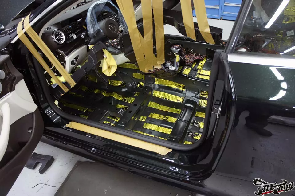 Mercedes E400 coupe. Полная замена акустической системы с оформлением багажника!